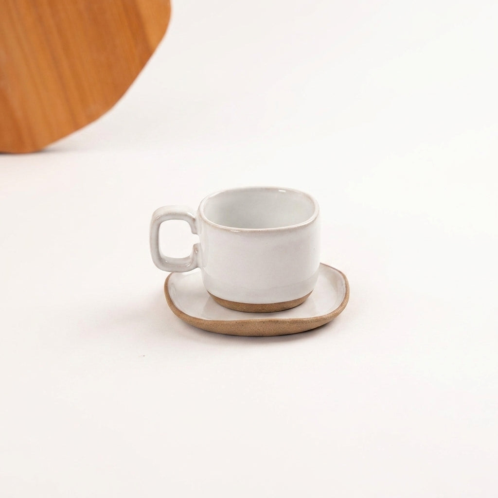 Xícara Quadrada em cerâmica artesanal — tamanho 180ML, argila Cappuccino, esmalte Branco AMME