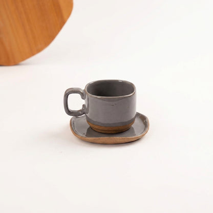 Xícara Quadrada em cerâmica artesanal — tamanho 180ML, argila Cappuccino, esmalte Grafite