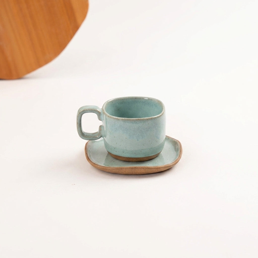 Xícara Quadrada em cerâmica artesanal — tamanho 180ML, argila Cappuccino, esmalte Jujuba