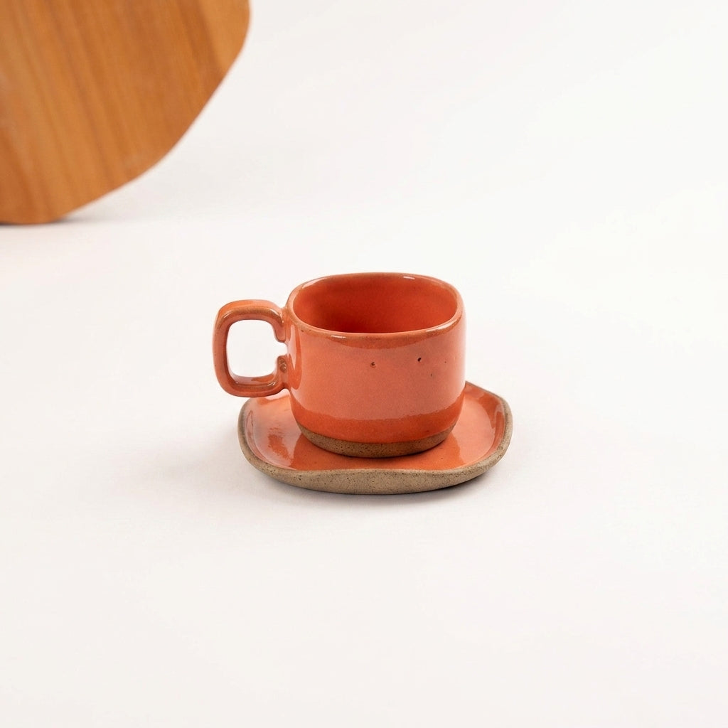 Xícara Quadrada em cerâmica artesanal — tamanho 180ML, argila Cappuccino, esmalte Laranja Intenso