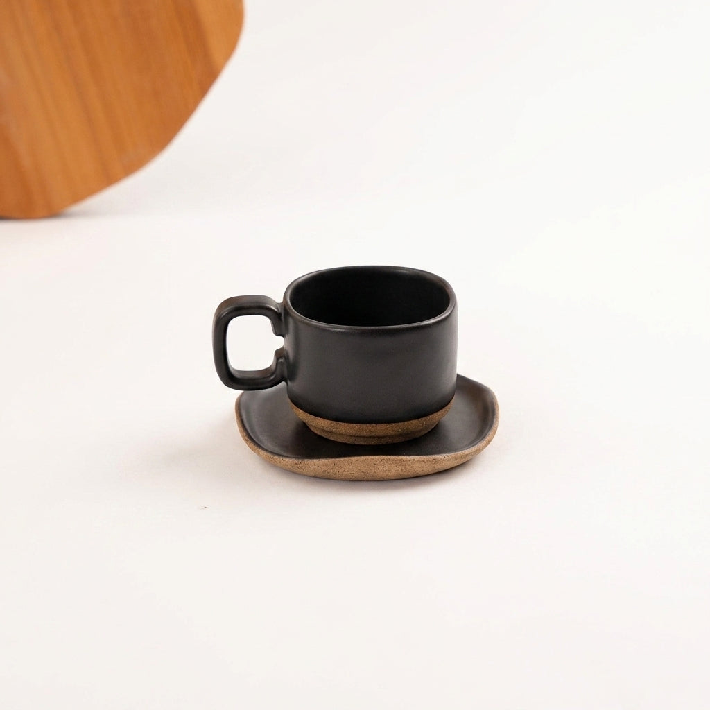 Xícara Quadrada em cerâmica artesanal — tamanho 180ML, argila Cappuccino, esmalte Preto Acetinado