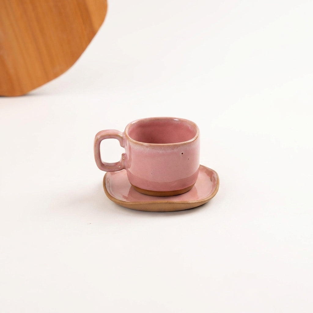 Xícara Quadrada em cerâmica artesanal — tamanho 180ML, argila Cappuccino, esmalte Rosa Barbie