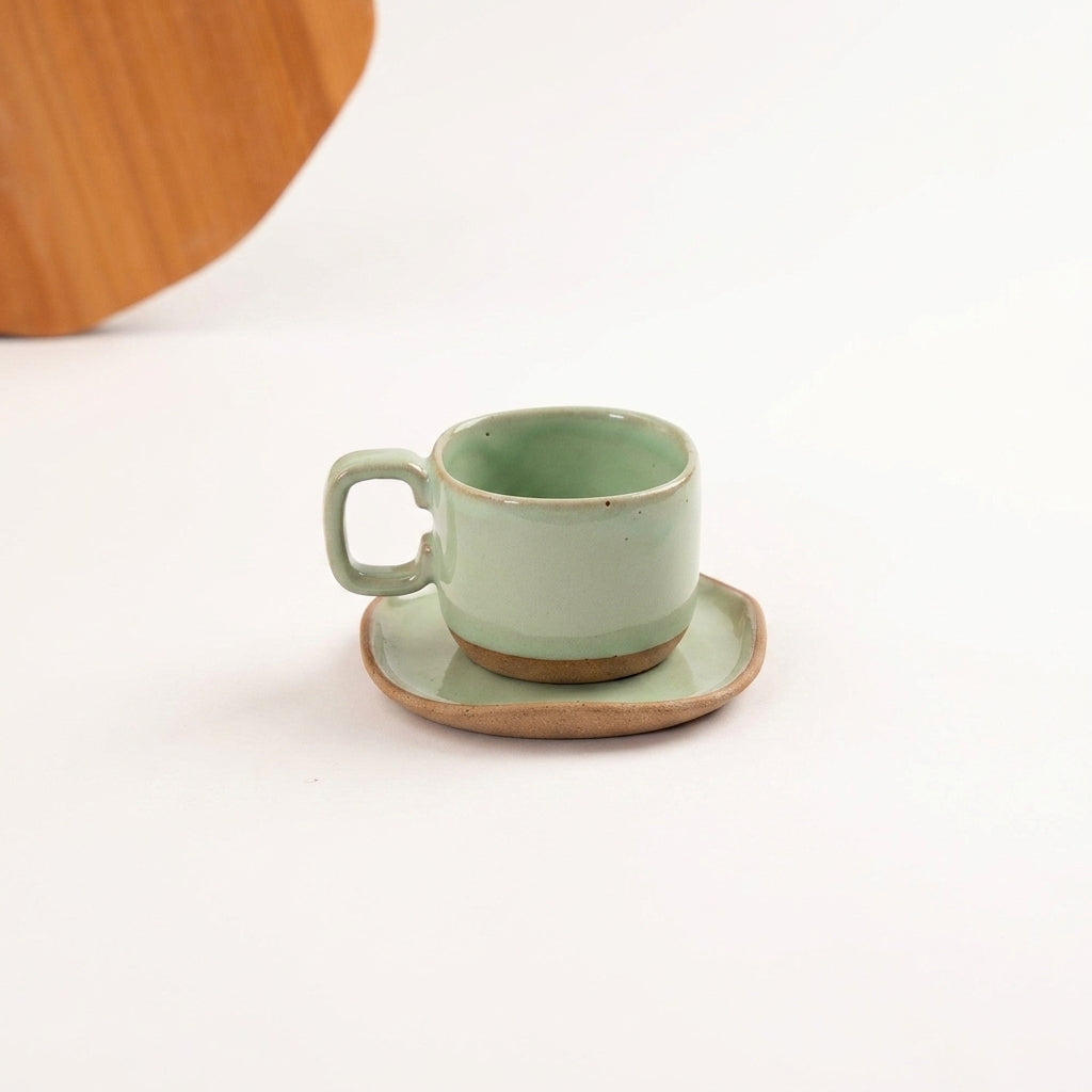 Xícara Quadrada em cerâmica artesanal — tamanho 180ML, argila Cappuccino, esmalte Verde Menta