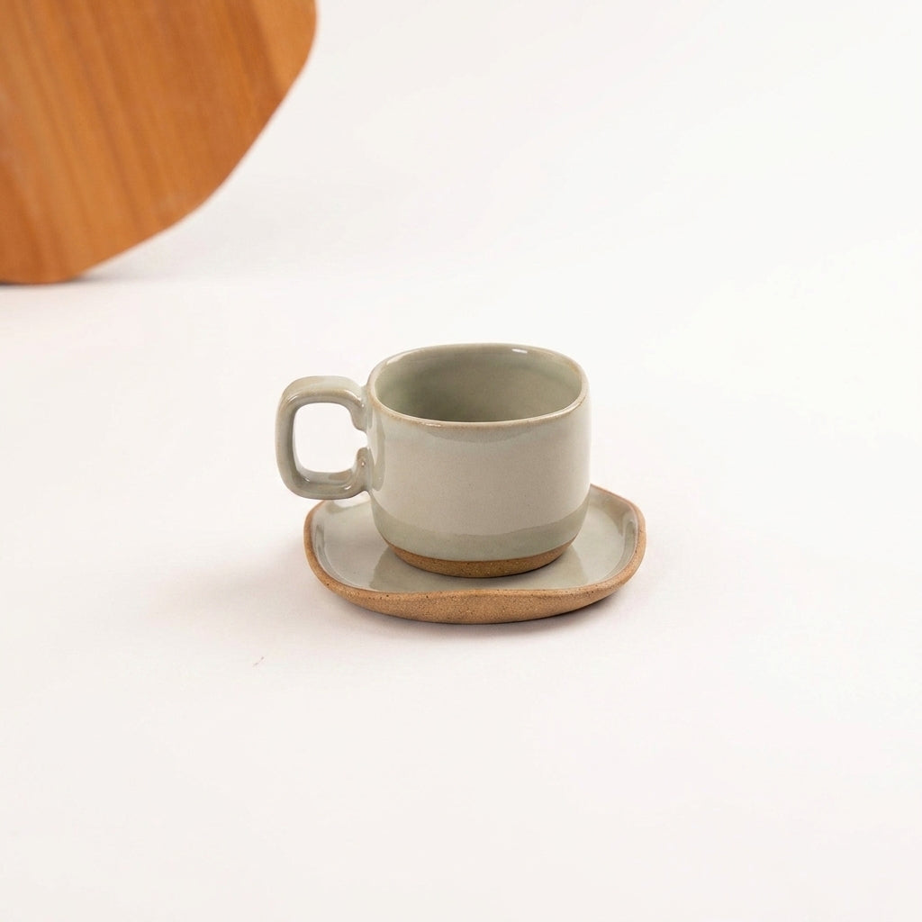 Xícara Quadrada em cerâmica artesanal — tamanho 180ML, argila Cappuccino, esmalte Verde Pompeia