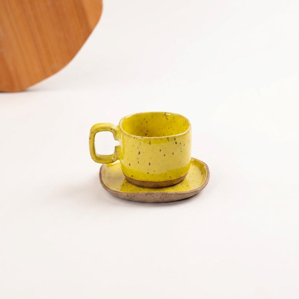 Xícara Quadrada em cerâmica artesanal — tamanho 180ML, argila Flocos, esmalte Amarelo Intenso
