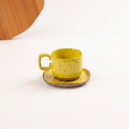 Xícara Quadrada em cerâmica artesanal — tamanho 180ML, argila Flocos, esmalte Amarelo Intenso