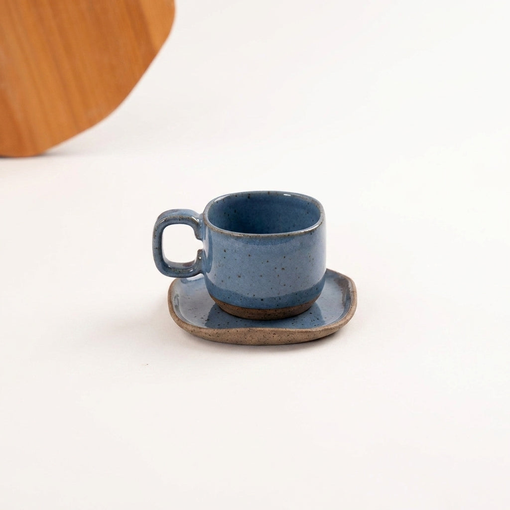Xícara Quadrada em cerâmica artesanal — tamanho 180ML, argila Flocos, esmalte Azul Safira