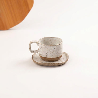Xícara Quadrada em cerâmica artesanal — tamanho 180ML, argila Flocos, esmalte Branco AMME