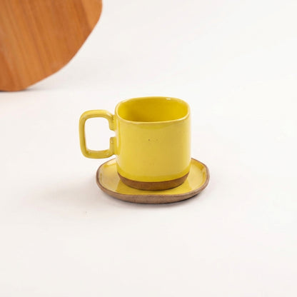 Xícara Quadrada em cerâmica artesanal — tamanho 250ML, argila Cappuccino, esmalte Amarelo Intenso