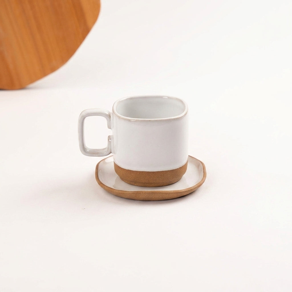 Xícara Quadrada em cerâmica artesanal — tamanho 250ML, argila Cappuccino, esmalte Branco AMME