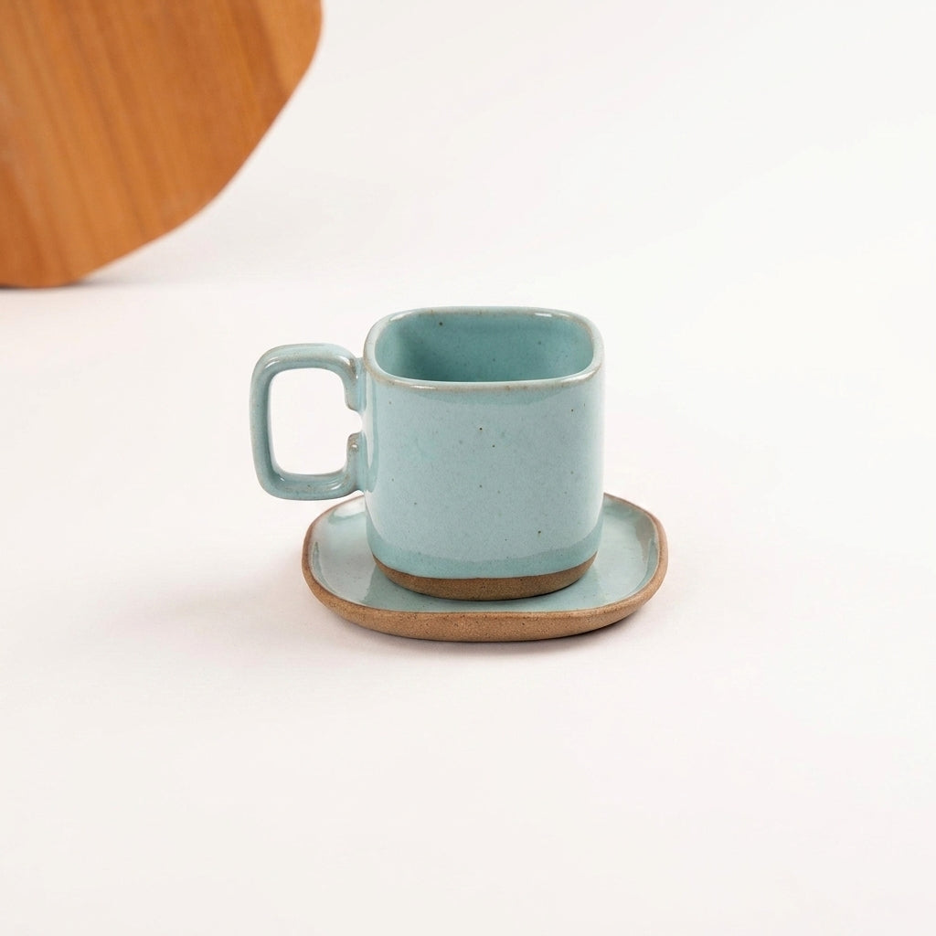Xícara Quadrada em cerâmica artesanal — tamanho 250ML, argila Cappuccino, esmalte Jujuba