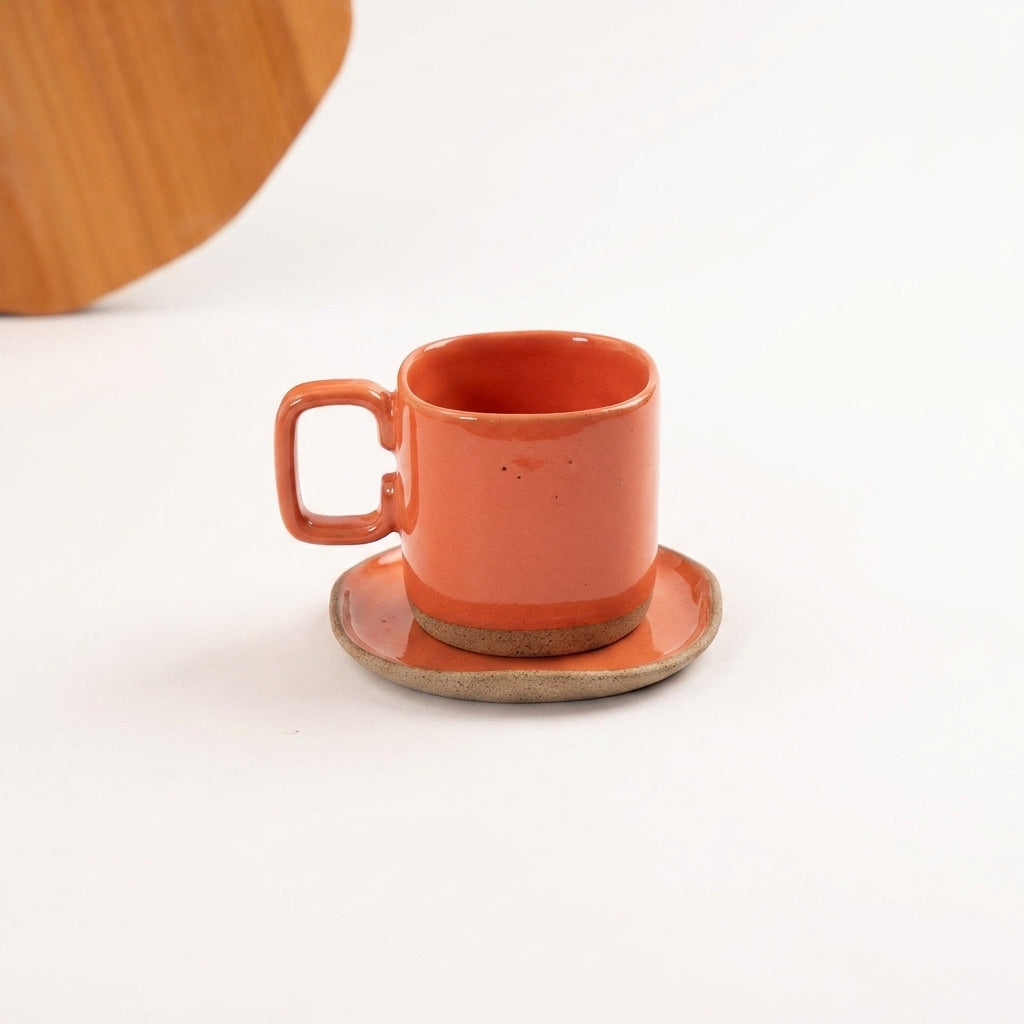 Xícara Quadrada em cerâmica artesanal — tamanho 250ML, argila Cappuccino, esmalte Laranja Intenso