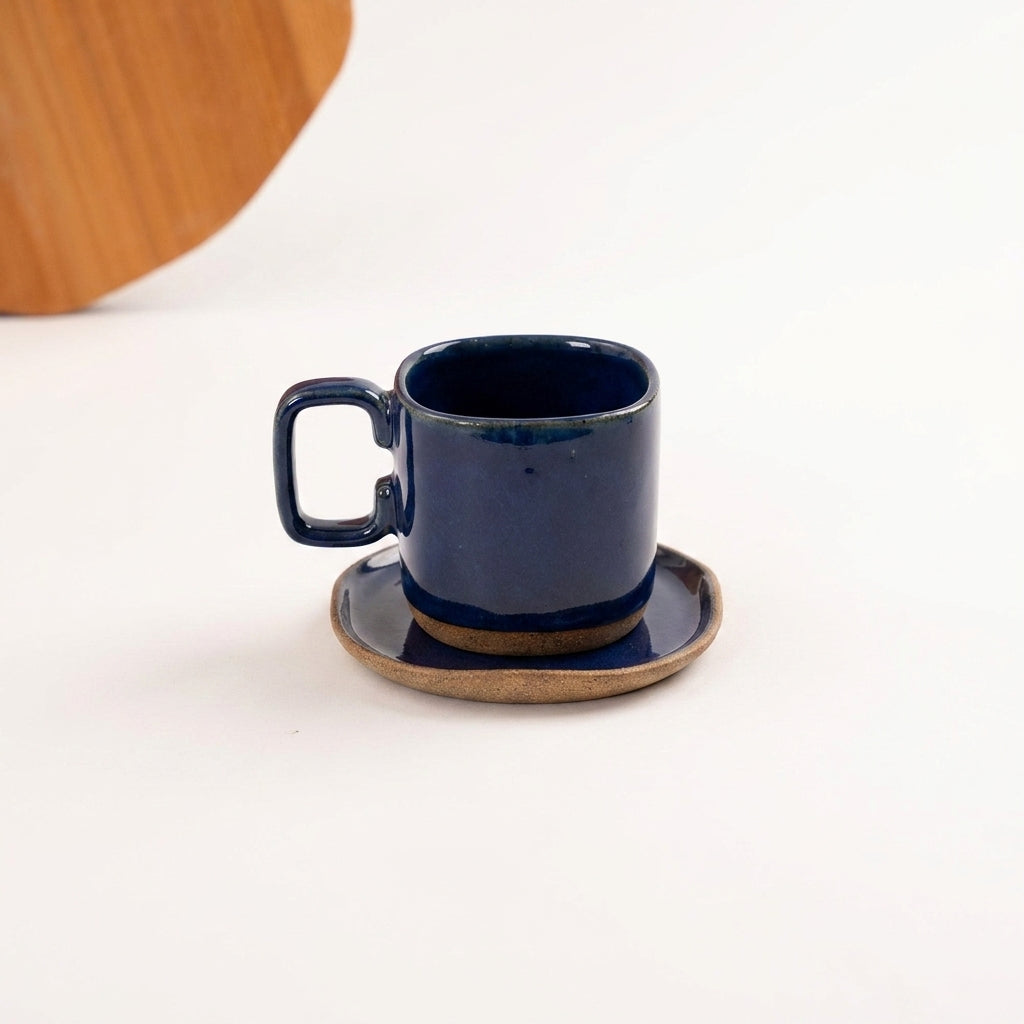Xícara Quadrada em cerâmica artesanal — tamanho 250ML, argila Cappuccino, esmalte Lazuli