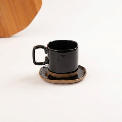 Xícara Quadrada em cerâmica artesanal — tamanho 250ML, argila Cappuccino, esmalte Preto Ébano