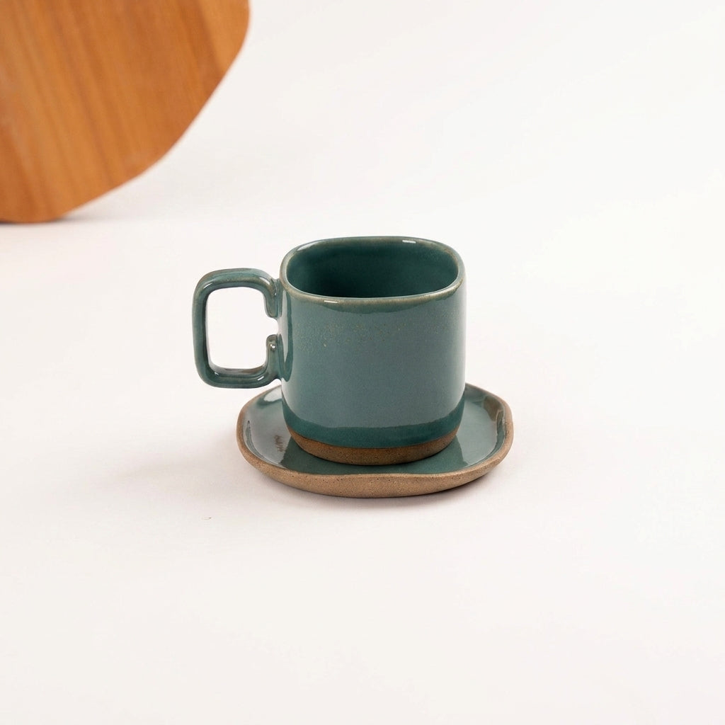 Xícara Quadrada em cerâmica artesanal — tamanho 250ML, argila Cappuccino, esmalte Verde Exército