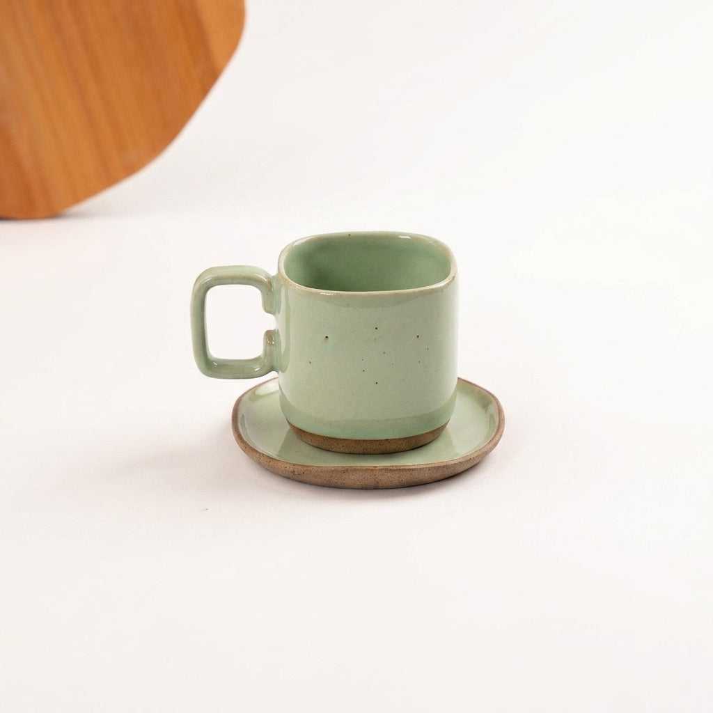 Xícara Quadrada em cerâmica artesanal — tamanho 250ML, argila Cappuccino, esmalte Verde Menta