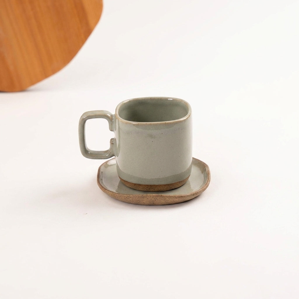 Xícara Quadrada em cerâmica artesanal — tamanho 250ML, argila Cappuccino, esmalte Verde Pompeia