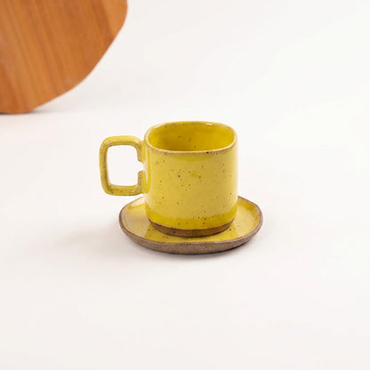 Xícara Quadrada em cerâmica artesanal — tamanho 250ML, argila Flocos, esmalte Amarelo Intenso