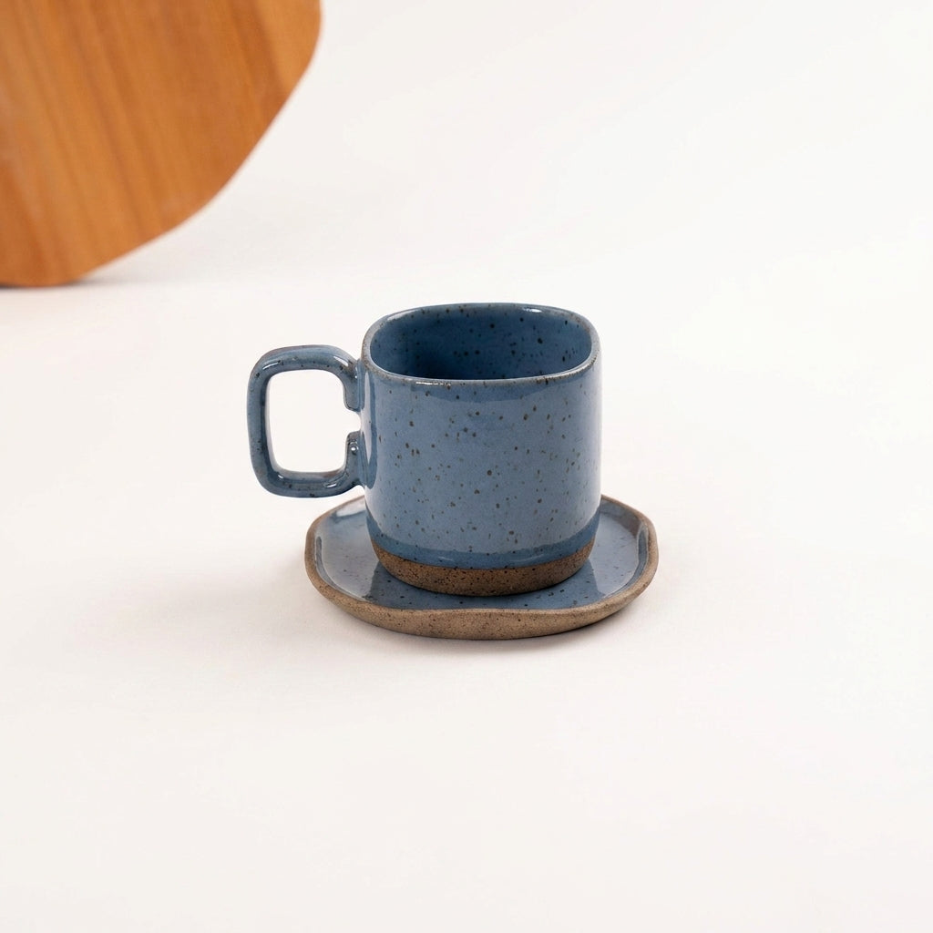 Xícara Quadrada em cerâmica artesanal — tamanho 250ML, argila Flocos, esmalte Azul Safira