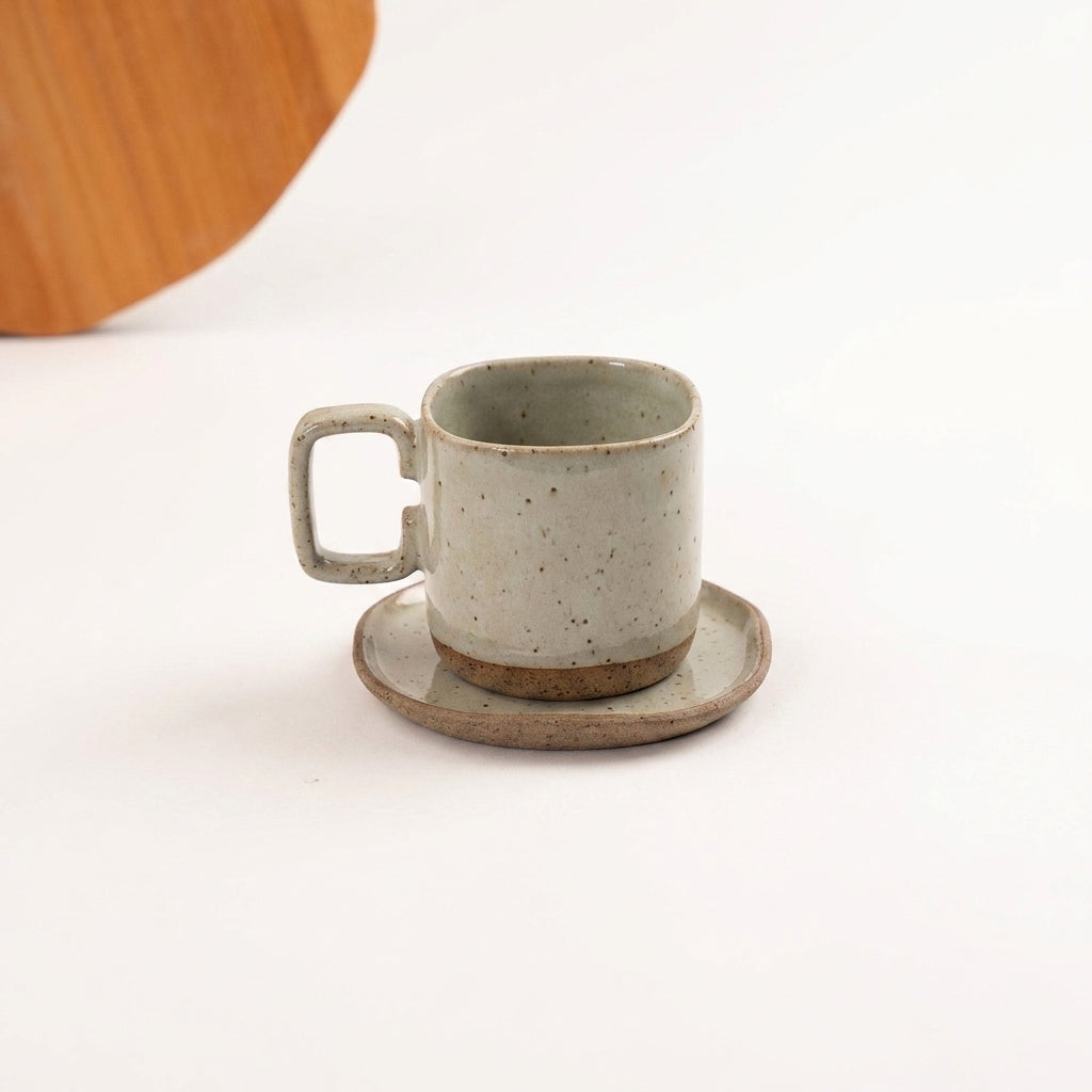Xícara Quadrada em cerâmica artesanal — tamanho 250ML, argila Flocos, esmalte Verde Pompeia