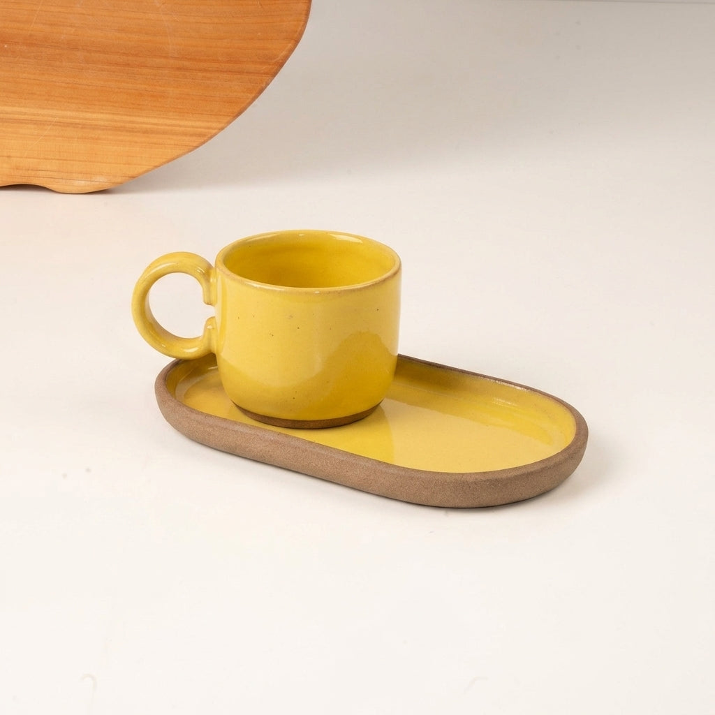 Xícara  com alça arco com pires alongado em cerâmica artesanal — tamanho 50ML, argila Cappuccino, esmalte Amarelo Intenso