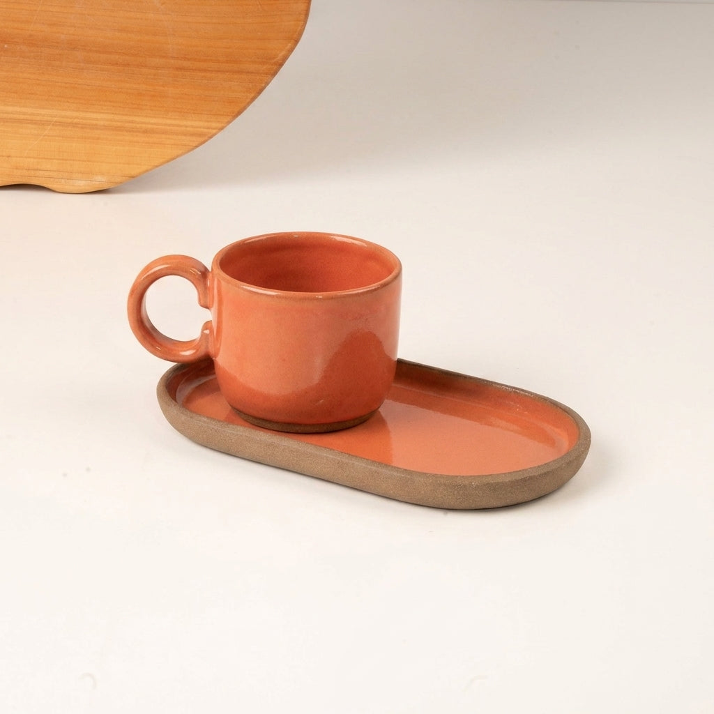 Xícara  com alça arco com pires alongado em cerâmica artesanal — tamanho 50ML, argila Cappuccino, esmalte Laranja Intenso