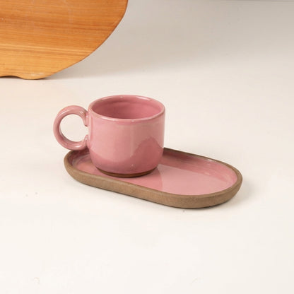 Xícara  com alça arco com pires alongado em cerâmica artesanal — tamanho 50ML, argila Cappuccino, esmalte Rosa Barbie