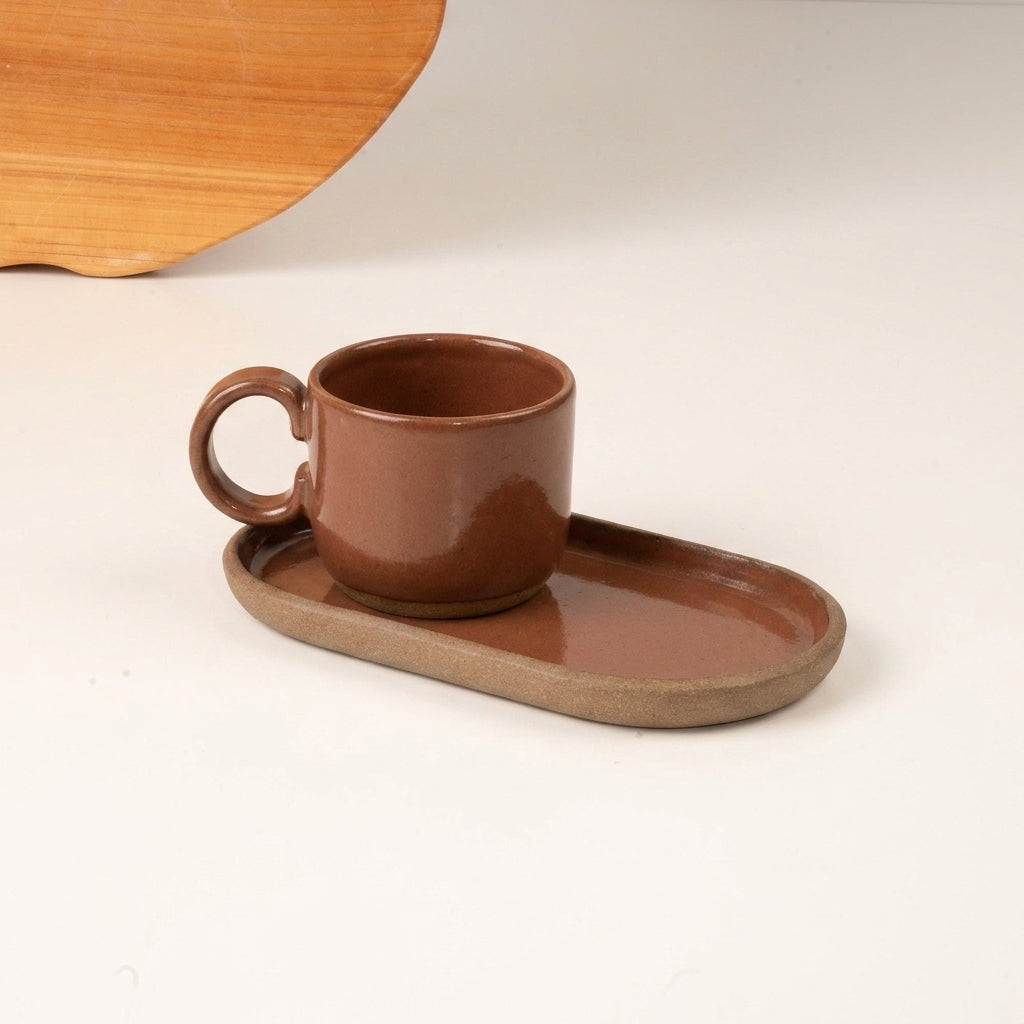 Xícara  com alça arco com pires alongado em cerâmica artesanal — tamanho 50ML, argila Cappuccino, esmalte Sol de Terracota