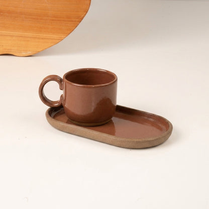 Xícara  com alça arco com pires alongado em cerâmica artesanal — tamanho 50ML, argila Cappuccino, esmalte Sol de Terracota