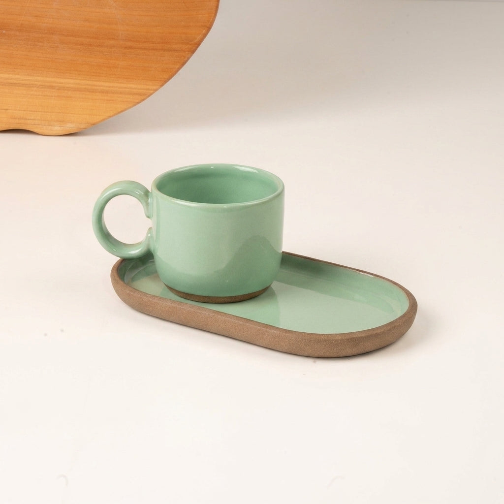 Xícara  com alça arco com pires alongado em cerâmica artesanal — tamanho 50ML, argila Cappuccino, esmalte Verde Menta