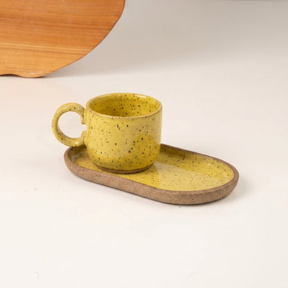 Xícara  com alça arco com pires alongado em cerâmica artesanal — tamanho 50ML, argila Flocos, esmalte Amarelo Intenso