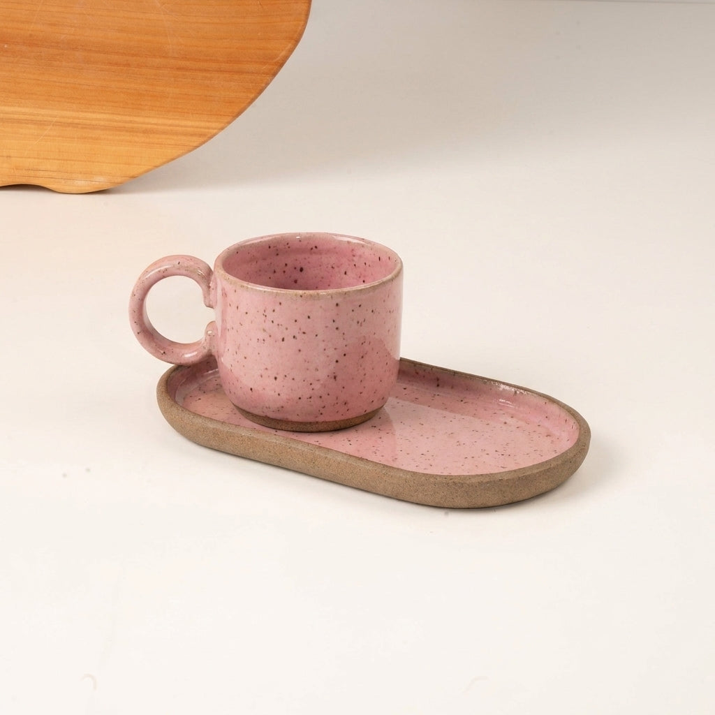 Xícara  com alça arco com pires alongado em cerâmica artesanal — tamanho 50ML, argila Flocos, esmalte Rosa Barbie