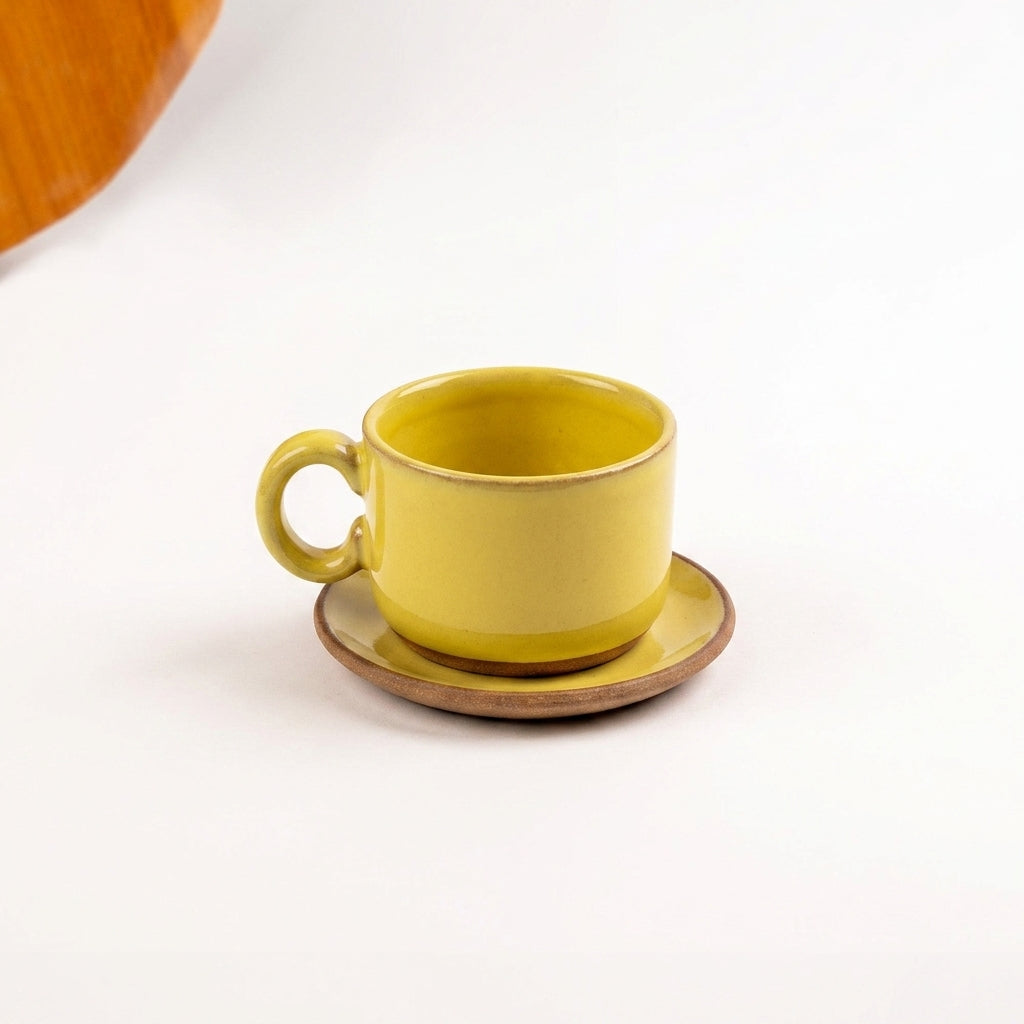 Xícara  Alça Arco em cerâmica artesanal — tamanho 100ML, argila Cappuccino, esmalte Amarelo Intenso
