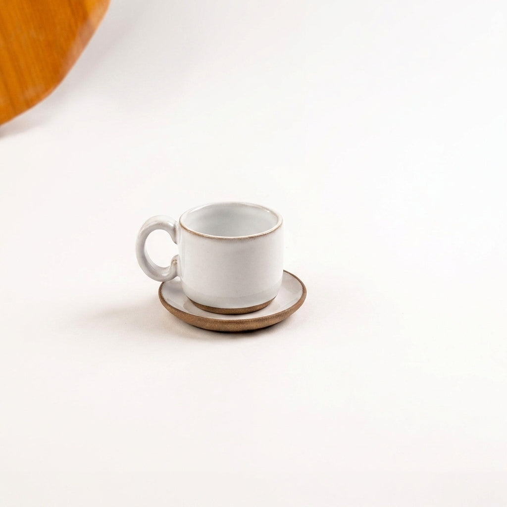 Xícara  Alça Arco em cerâmica artesanal — tamanho 100ML, argila Cappuccino, esmalte Branco AMME