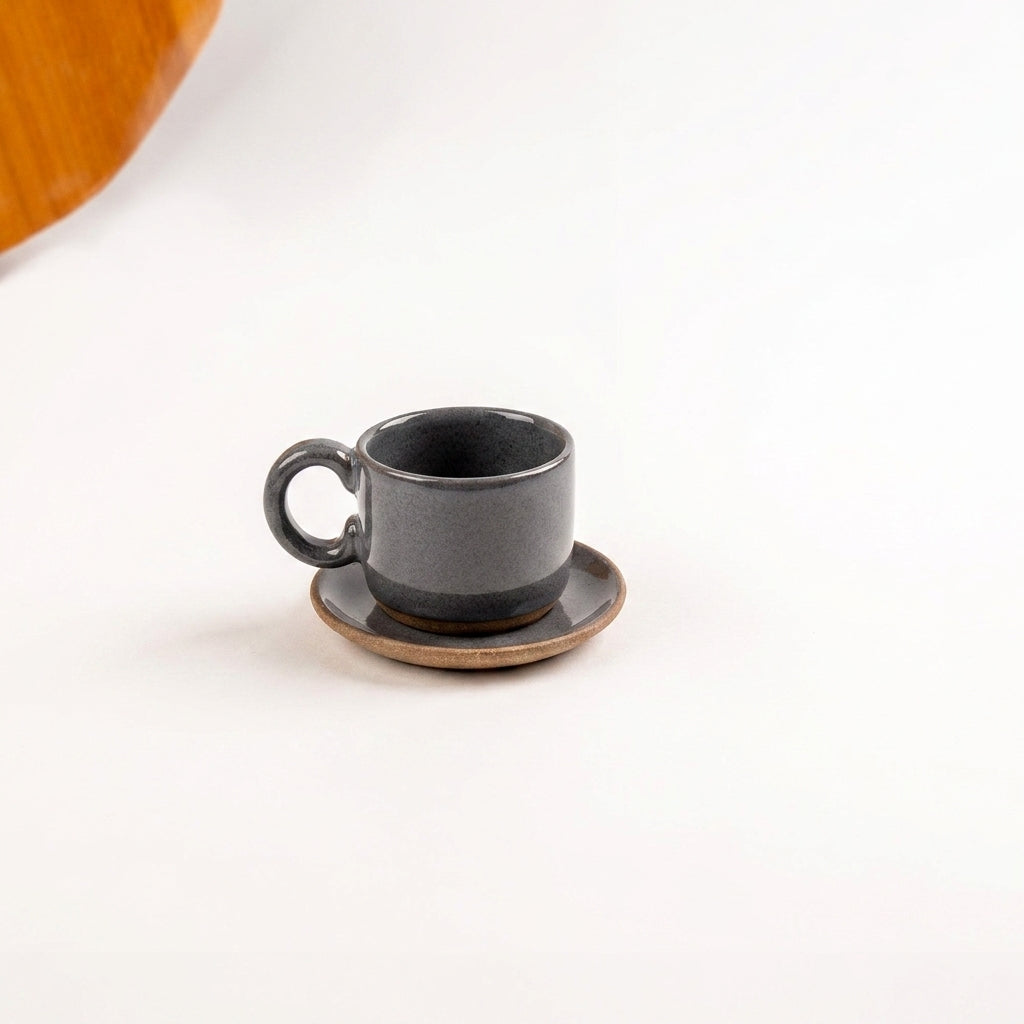 Xícara  Alça Arco em cerâmica artesanal — tamanho 100ML, argila Cappuccino, esmalte Grafite