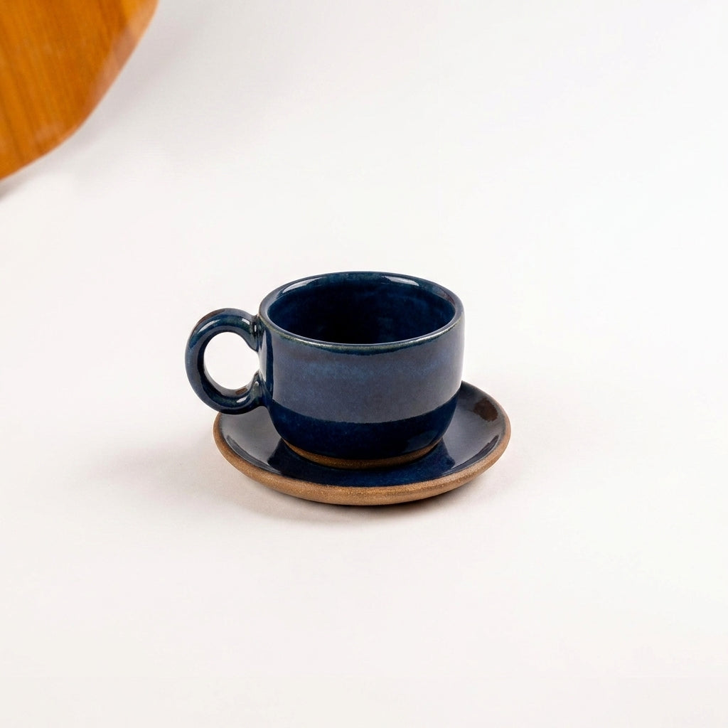 Xícara  Alça Arco em cerâmica artesanal — tamanho 100ML, argila Cappuccino, esmalte Lazuli