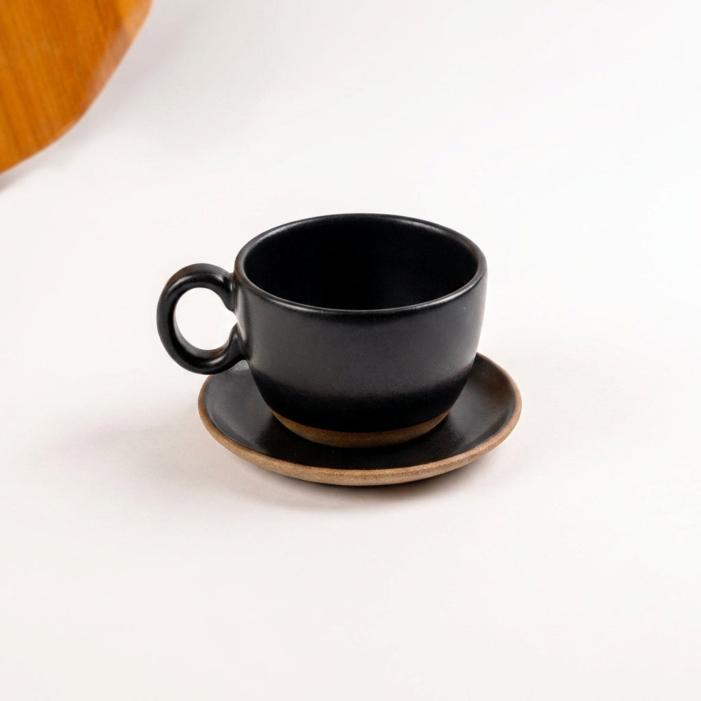 Xícara  Alça Arco em cerâmica artesanal — tamanho 100ML, argila Cappuccino, esmalte Preto Acetinado