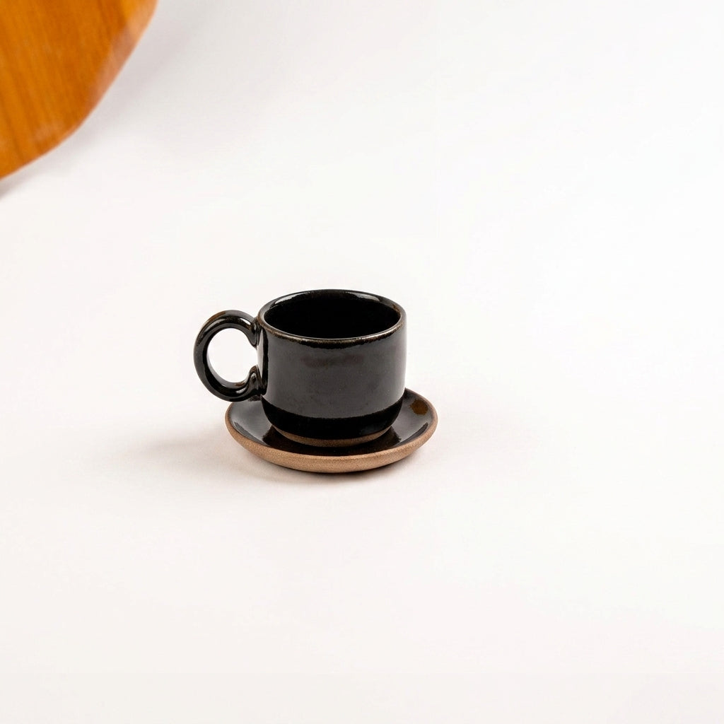 Xícara  Alça Arco em cerâmica artesanal — tamanho 100ML, argila Cappuccino, esmalte Preto Ébano