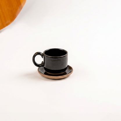 Xícara  Alça Arco em cerâmica artesanal — tamanho 100ML, argila Cappuccino, esmalte Preto Ébano