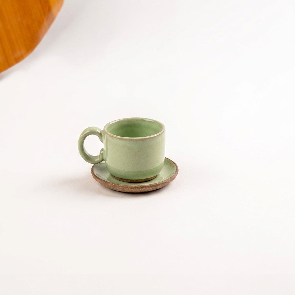 Xícara  Alça Arco em cerâmica artesanal — tamanho 100ML, argila Cappuccino, esmalte Verde Menta