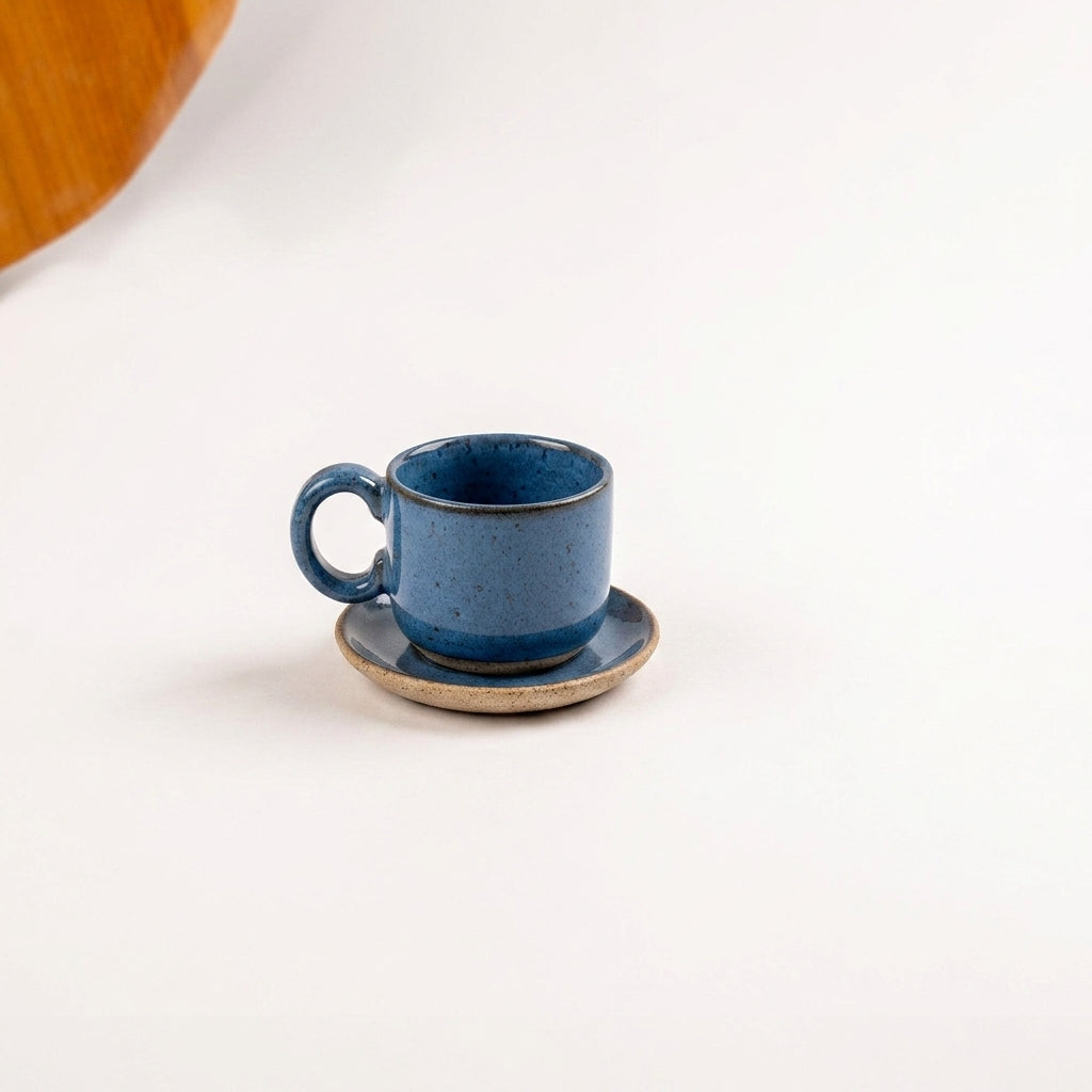 Xícara  Alça Arco em cerâmica artesanal — tamanho 100ML, argila Flocos, esmalte Azul Safira