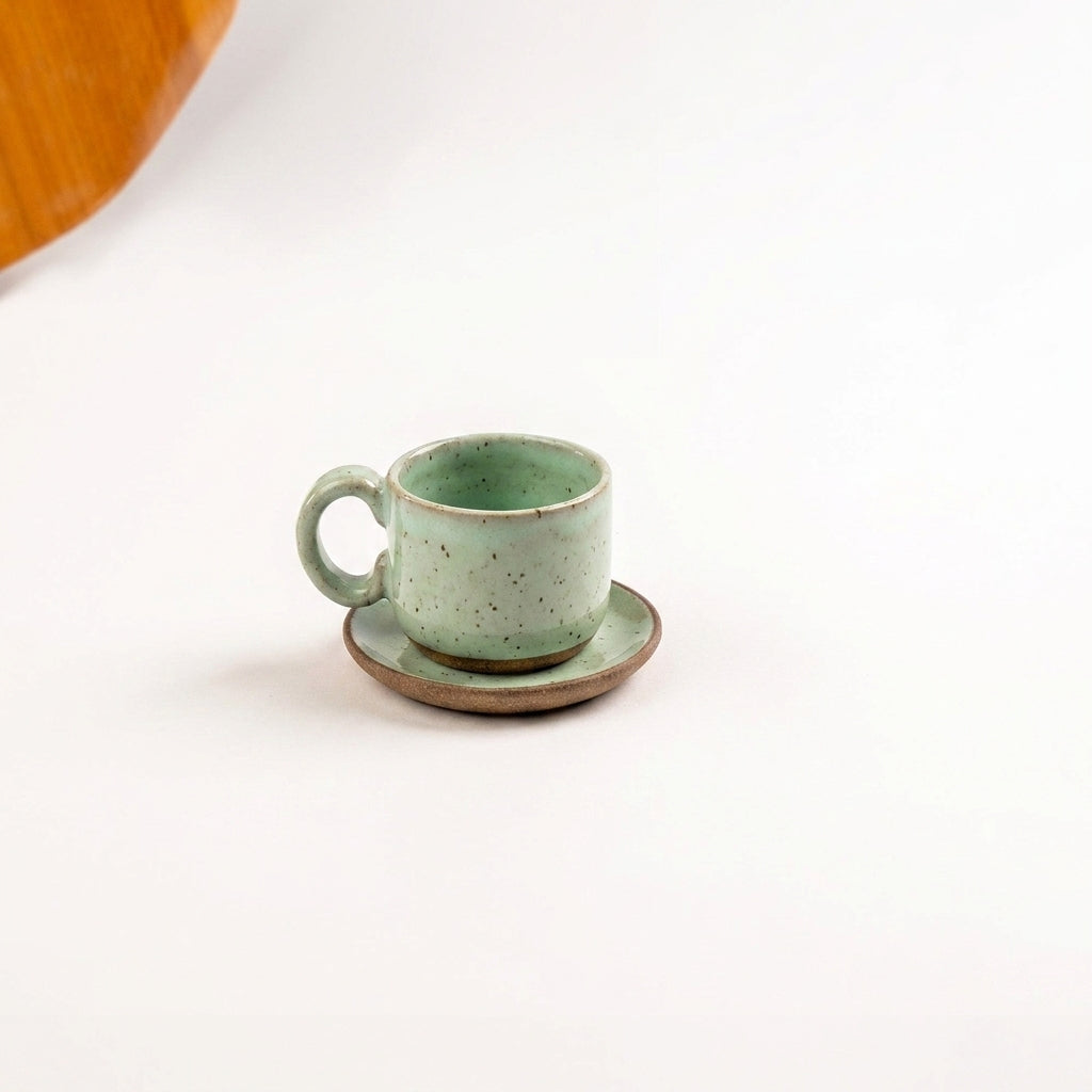 Xícara  Alça Arco em cerâmica artesanal — tamanho 100ML, argila Flocos, esmalte Verde Menta