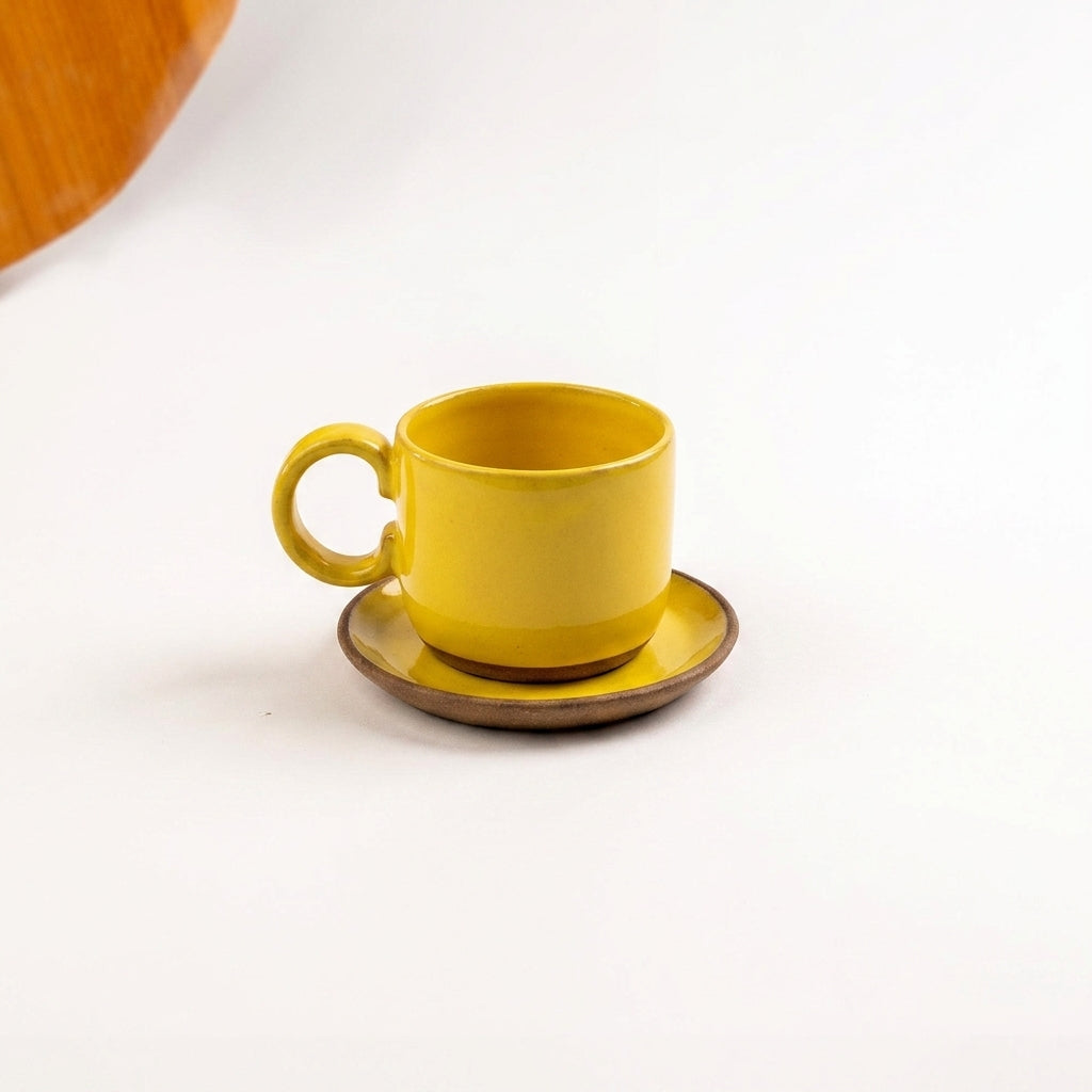 Xícara  Alça Arco em cerâmica artesanal — tamanho 180ML, argila Cappuccino, esmalte Amarelo Intenso