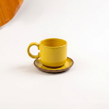Xícara  Alça Arco em cerâmica artesanal — tamanho 180ML, argila Cappuccino, esmalte Amarelo Intenso
