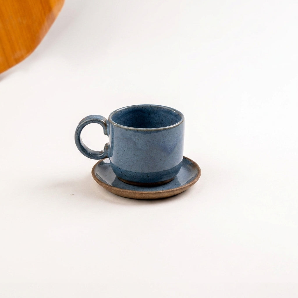 Xícara  Alça Arco em cerâmica artesanal — tamanho 180ML, argila Cappuccino, esmalte Azul Safira