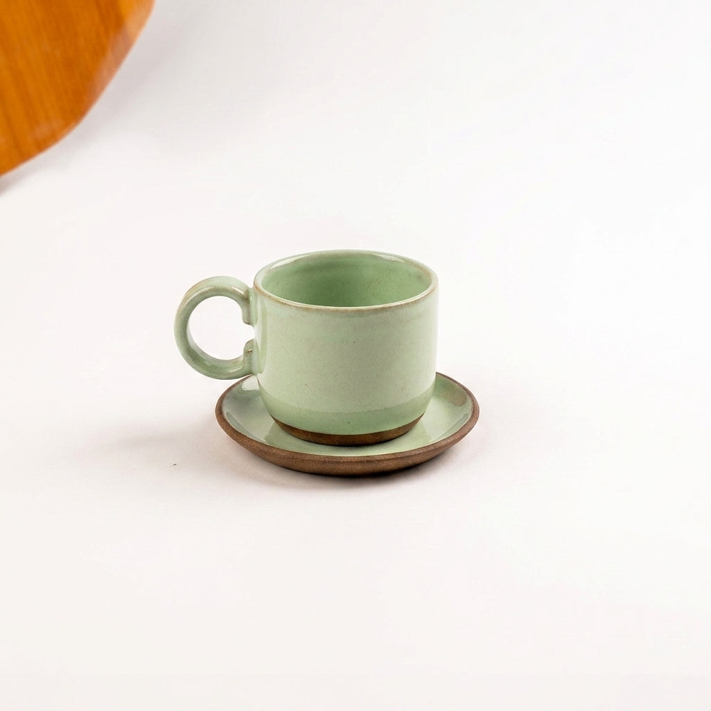 Xícara  Alça Arco em cerâmica artesanal — tamanho 180ML, argila Cappuccino, esmalte Verde Menta