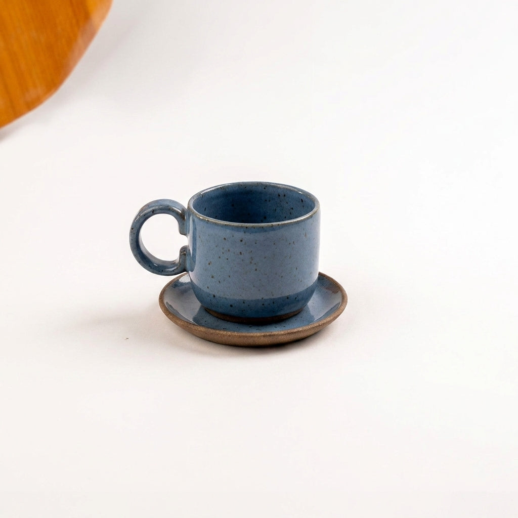 Xícara  Alça Arco em cerâmica artesanal — tamanho 180ML, argila Flocos, esmalte Azul Safira