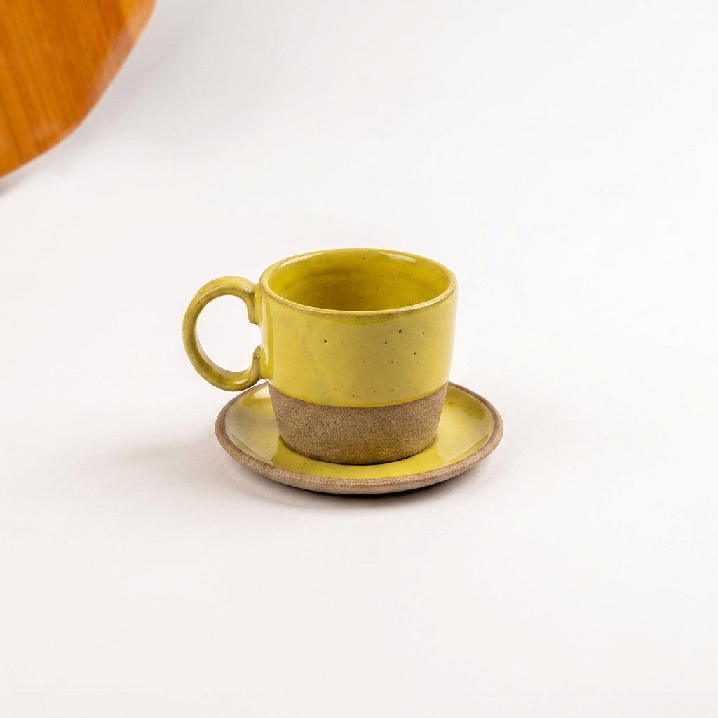 Xícara  Alça Arco em cerâmica artesanal — tamanho 250ML, argila Cappuccino, esmalte Amarelo Intenso