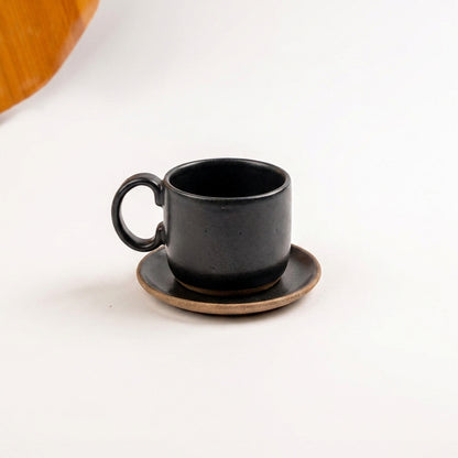Xícara  Alça Arco em cerâmica artesanal — tamanho 250ML, argila Cappuccino, esmalte Preto Acetinado