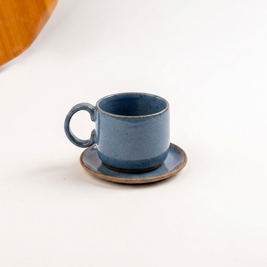 Xícara  Alça Arco em cerâmica artesanal — tamanho 250ML, argila Flocos, esmalte Azul Safira